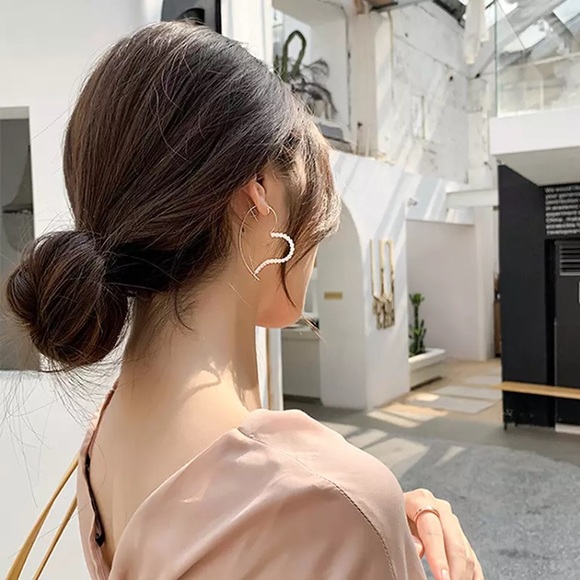 “Queen of Hearts” Pearl Hoop Dainty Retro Earrings - Picture 3 of 8